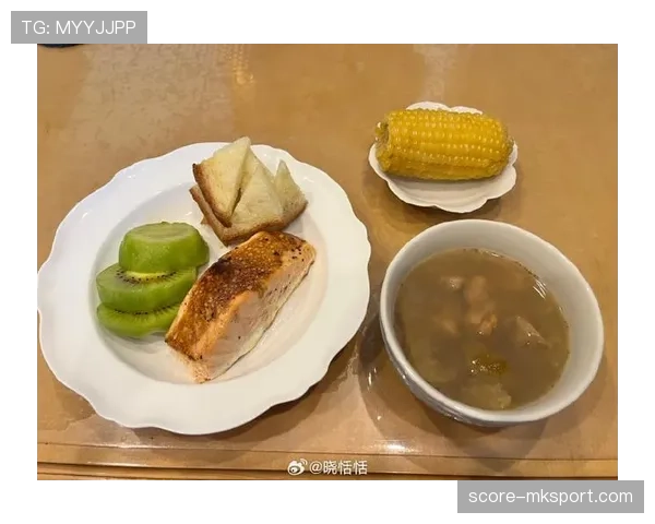 保罗·乔治刚发了早餐照,厨房像高级展厅——我只盯着那台咖啡机发呆 保罗·乔治刚发了早餐照,厨房像高级展厅——我只盯着那台咖啡机发呆