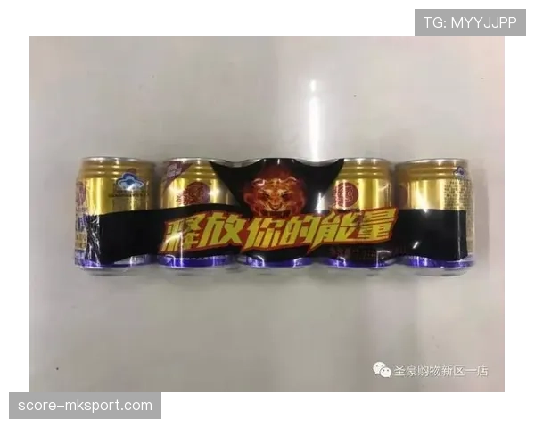 辛德hu家的冰箱里塞满了能量饮料，连瓶矿泉水都找不到
